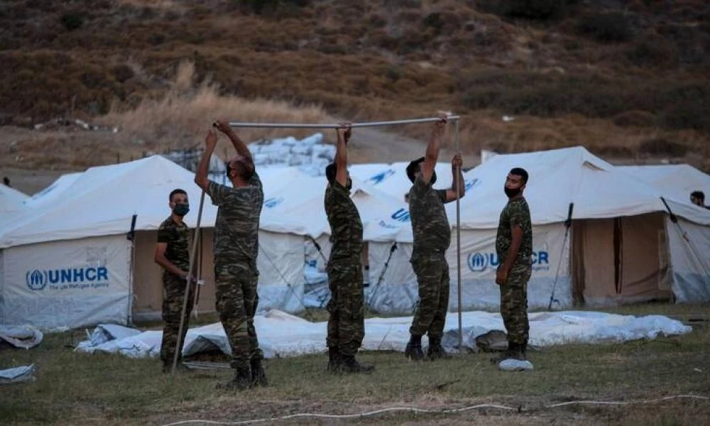 Λέσβος: Η αστυνομία με φυλλάδια προσπαθεί να πείσει τους μετανάστες να μπουν στη νέα δομή